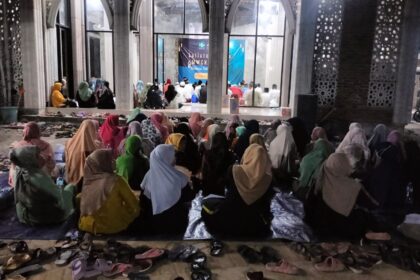 Lailatul Ijtima' sekaligus Santunan Anak Yatim dan Dhuafa' dilaksanakan MWCNU Cerme di Ranting NU Geger Wetan Desa Iker-iker Geger Cerme Gresik, Kamis (25/7/2024) malam. Foto: dok MWCNU Cerme/NUGres