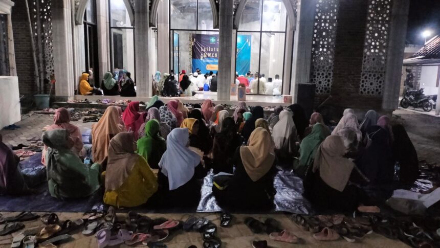 Lailatul Ijtima' sekaligus Santunan Anak Yatim dan Dhuafa' dilaksanakan MWCNU Cerme di Ranting NU Geger Wetan Desa Iker-iker Geger Cerme Gresik, Kamis (25/7/2024) malam. Foto: dok MWCNU Cerme/NUGres