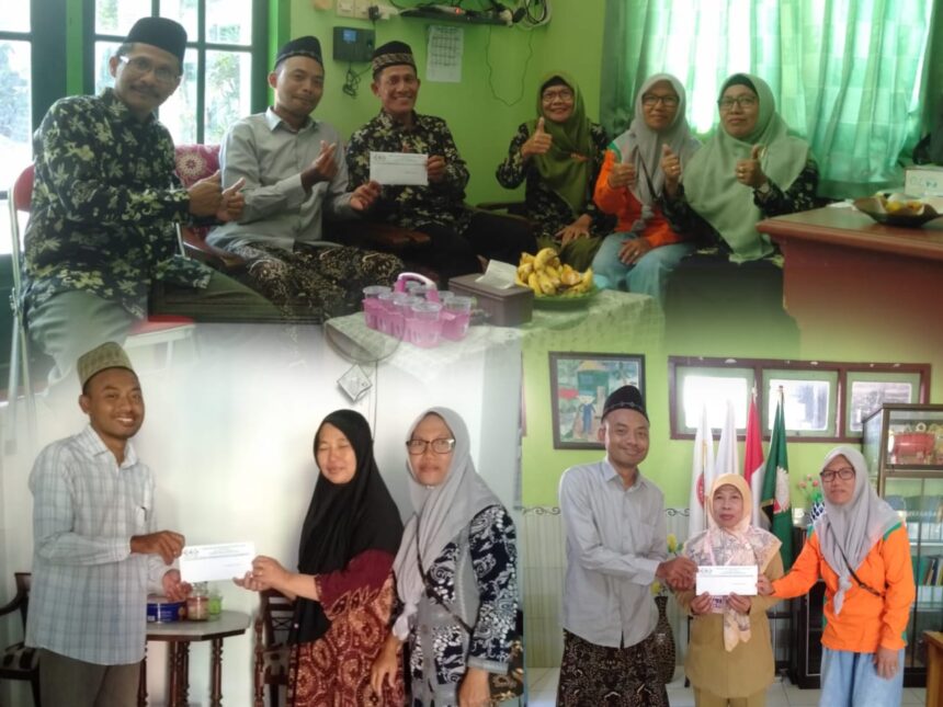 Peringati bulan Muharram dan ringankan beban warga NU, Lazisnu Ranting Sidomukti Bungah Gresik salurkan beasiswa pendidikan. Foto: dok Lazisnu PRNU Sidomukti/NUGres