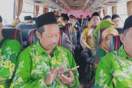 Dalam satu bus, rombongan PCNU Gresik melakukan rihlah tholabul ilmi sekaligus pra musyawarah kerja ke-II ke PCNU Sragen, Sabtu (6/7/2024). Foto: NUGres