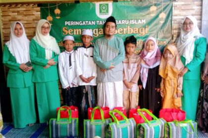 Kegiatan rutin di bulan Muharram, Pimpinan Ranting (PR) Fatayat NU Sidorukun Sidayu menggelar santunan anak yatim, Rabu 17 Juli 2024. Foto: dok PR Fatayat NU Sidorukun/NUGres