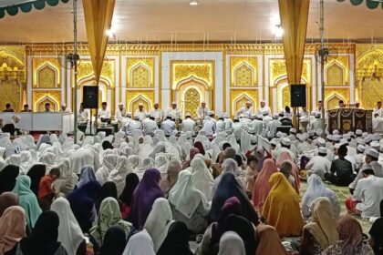 Ribuan warga masyarakat mengikuti dengan khidmat Majelis Haul Sesepuh Desa Dahanrejo Kecamatan Kebomas Gresik, Sabtu (20/7/2024). Foto: Panitia Haul Desa Dahanrejo/NUGres