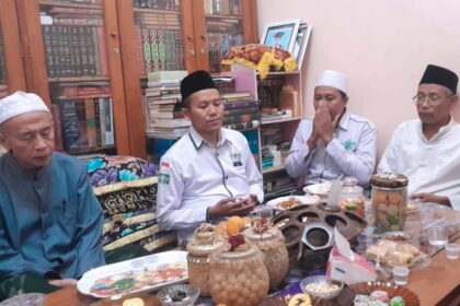Pengurus Lazisnu MWCNU Dukun melakukan sejarah haji, meminta arahan dan doa dari Rais Syuriyah MWCNU Dukun Dr KH Thoyyib Mas'udi, Ahad (21/7/2024). Foto: dok Lazisnu MWCNU Dukun/NUGres