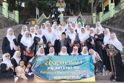 Ziarah Wali Pimpinan Ranting (PR) Fatayat NU Ketanen Panceng Gresik, saat di Sunan Giri, pada Kamis (4/7/2024). Foto: dok PR Fatayat NU Ketanen/NUGres