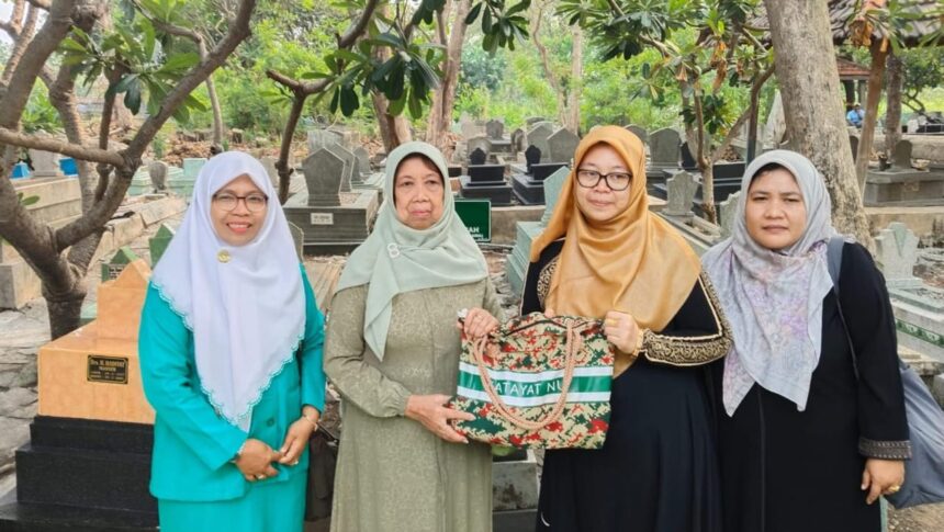Ziarah Muassis Fatayat NU, Ketum PP Fatayat NU Hj Margaret Aliyatul Maimunah bersama Ibu Fien Musfirowati (putri pertama pendiri Fatayat NU Nyai Hj Chuzaimah) didampingi Ketua PC Fatayat NU Ainul Farodisa, Sabtu 23 November 2024. Foto: dok PC Fatayat NU Gresik/NUGres