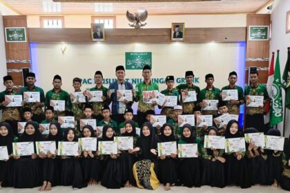 Para alumni Makesta Raya 2024 Pimpinan Anak Cabang (PAC) IPNU IPPNU Bungah mendapatkan Sertifikat dan KTA, Jumat (22/11/2024). Foto: dok PAC IPNU IPPNU Bungah