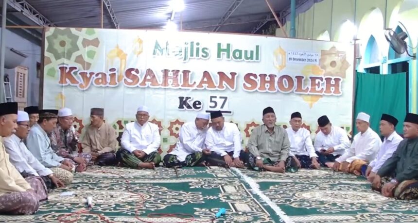 Di antara para masyayikh dan habaib, Bupati Gresik H Fandi Akhmad Yani (Gus Yani) menghadiri Majlis Haul ke-57 Kyai Sahlan Sholeh, Kamis (19/12/2024). Foto: YouTube YATAMAM/NUGres