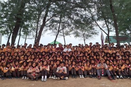 Kemah tahunan yang secara rutin digelar oleh SMP Nusantara Mojopurowetan Bungah Gresik, melibatkan warga sekolah menjadi satu langkah penting menguatkan ikatan dan keakraban. Foto: dok SMP Nusantara Bungah/NUGres