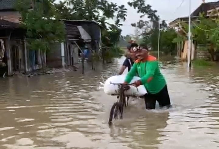 Sungai Kali Lamong Meluap, LPBI SER NU Gresik bererak cepat terjunkan anggotanya bantu warga, Selasa (25/2/2025) pagi. Foto: dok LPBI SER NU Balongpanggang/NUGres