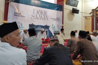 Dzikir Saman di bulan Ramadan 1446 Hijriah dilangsungkan di Langgar Pondok Pesantren Qomaruddin Sampurnan Bungah, Jumat (28/3/2025) malam. Foto: NUGres