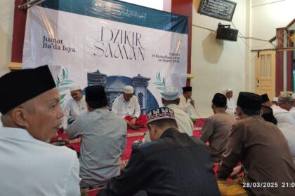 Dzikir Saman di bulan Ramadan 1446 Hijriah dilangsungkan di Langgar Pondok Pesantren Qomaruddin Sampurnan Bungah, Jumat (28/3/2025) malam. Foto: NUGres
