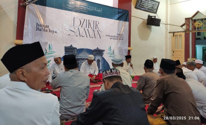 Dzikir Saman di bulan Ramadan 1446 Hijriah dilangsungkan di Langgar Pondok Pesantren Qomaruddin Sampurnan Bungah, Jumat (28/3/2025) malam. Foto: NUGres