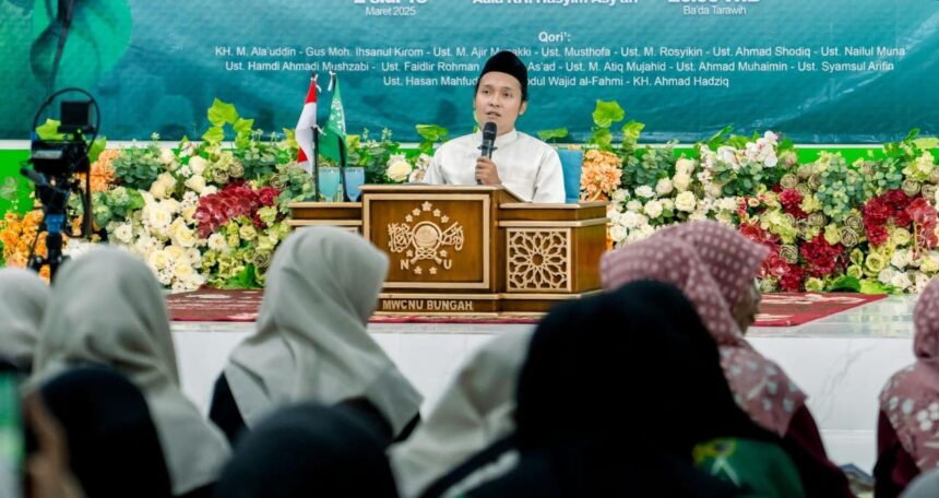 Pertemuan Kesepuluh Lailatul Kopdar MWCNU Bungah di Bulan Ramadan 1446 Hijriah, Gus As'ad menjelaskan empat maqolah Hadratyssyaikh KH Hasyim Asy'ari dalam kitab 'Al-misku Al-faih'. Foto: dok LTN MWCNU Bungah/NUGres