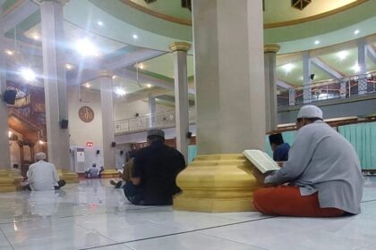 Suasana khataman Al Qur’an memperingati malam Nuzulul Qur’an di Masjid Jami’ Kiai Gede Bungah, Ahad (16/3/2025). Foto: ist/NUGres