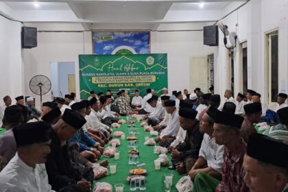 Pondok Pesantren Al Karimi bersama dengan Pengurus Ranting Nahdlatul Ulama Tebuwung Dukun Gresik, menggelar kegiatan buka bersama serta peringatan Haul Syaikhona Cholil Bangkalan. Foto: Syafik Hoo/NUGres