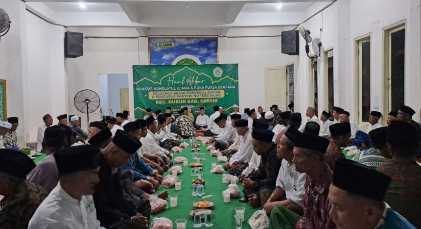 Pondok Pesantren Al Karimi bersama dengan Pengurus Ranting Nahdlatul Ulama Tebuwung Dukun Gresik, menggelar kegiatan buka bersama serta peringatan Haul Syaikhona Cholil Bangkalan. Foto: Syafik Hoo/NUGres