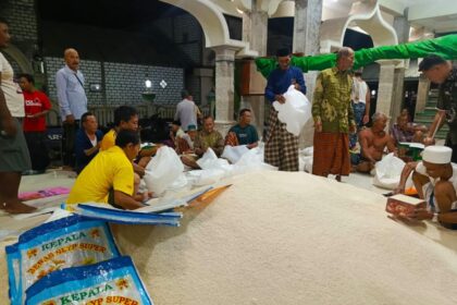 Pengurus takmir dan remas masjid tengah mengumpulkan zakat fitrah dari para muzakki. Foto: ist/NUGres
