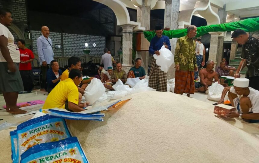 Pengurus takmir dan remas masjid tengah mengumpulkan zakat fitrah dari para muzakki. Foto: ist/NUGres