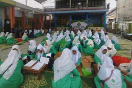 Suasana pelaksanaan santunan anak yatim, dhuafa dan buka bersama yang diselenggarakan oleh Pimpinan Anak Cabang (PAC) Fatayat NU Kecamatan Cerme. Foto: dok PAC Fatayat NU Cerme/NUGres