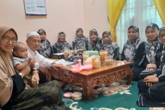 Jajaran pengurus Pimpinan Anak Cabang (PAC) Fatayat NU Dukun saat beranjangsana ke kediaman Rais Syuriyah MWCNU Dukun, Dr KH Ahmad Thoyyib Mas'udi, Kamis (3/4/2025). Foto: dok PAC Fatayat NU Dukun/NUGres