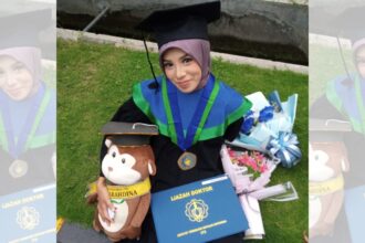 Ulya Farahdina, alumni SDNU 1 Trate Gresik berhasil menyabet gelar Doktor Ilmu Fisika di Institut Teknologi Sepuluh Nopember (ITS) dengan predikat Cumlaude. Foto: ist/NUGres