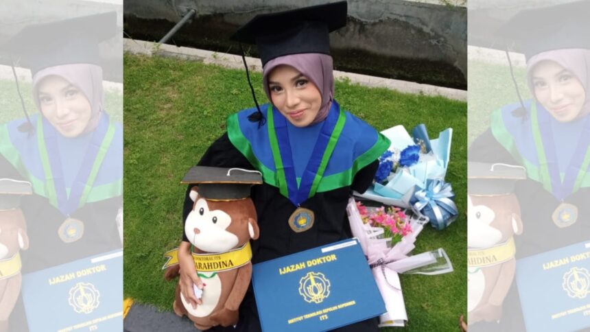 Ulya Farahdina, alumni SDNU 1 Trate Gresik berhasil menyabet gelar Doktor Ilmu Fisika di Institut Teknologi Sepuluh Nopember (ITS) dengan predikat Cumlaude. Foto: ist/NUGres