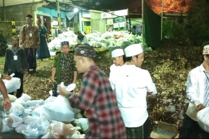 Salah satu kekhasan Haul Sunan Prapen diantaranya para jamaah akan mendapatkan berkat. Foto: NUGres
