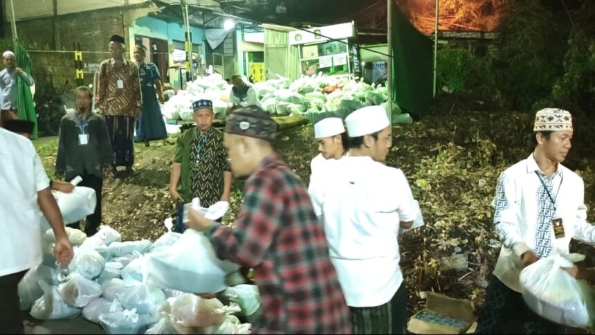 Salah satu kekhasan Haul Sunan Prapen diantaranya para jamaah akan mendapatkan berkat. Foto: NUGres