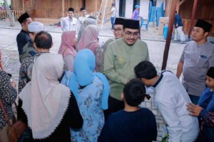 Silaturahim bersama warga pada forum "Sambung Seduluran" momen hari raya Idulfitri 1446 Hijriah, Gus Jazil kabarkan pendirian Universitas Sunan Gresik. Foto: ist/NUGres