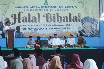 Pengasuh Pesantren Putri Tebuireng sekaligus Ketua Tanfidziyah PCNU Jombang, KH Fahmi Amrullah Hadziq atau yang akrab disapa Gus Fahmi, menghadiri Halal Bihalal yang digelar oleh Pengurus Cabang Ikatan Alumni Pondok Pesantren Tebuireng (PC IKAPETE) Kabupaten Gresik. Acara ini berlangsung di GOR Munggugianti, Kecamatan Benjeng, Gresik, pada Ahad (13/4/2025). Foto: dok PC IKAPETE Gresik/NUGres