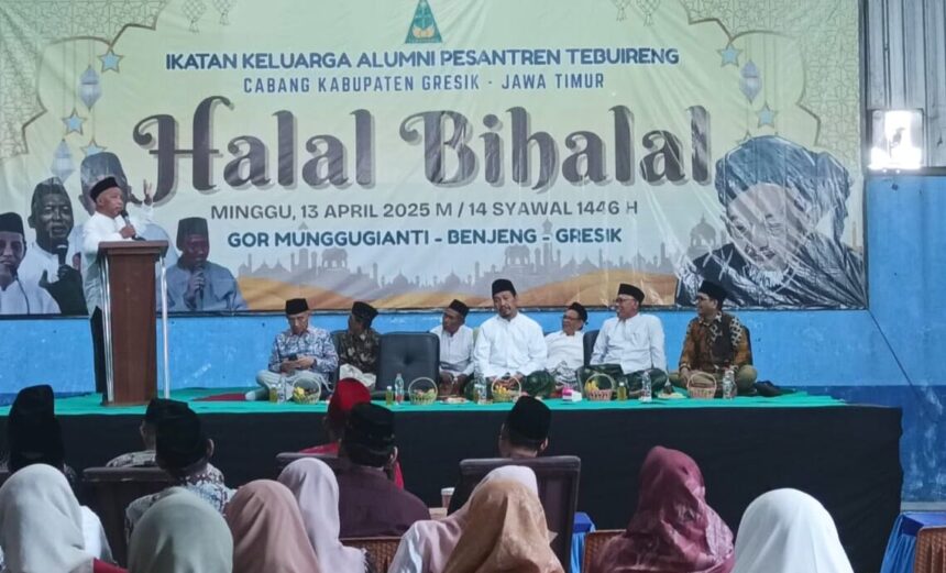Pengasuh Pesantren Putri Tebuireng sekaligus Ketua Tanfidziyah PCNU Jombang, KH Fahmi Amrullah Hadziq atau yang akrab disapa Gus Fahmi, menghadiri Halal Bihalal yang digelar oleh Pengurus Cabang Ikatan Alumni Pondok Pesantren Tebuireng (PC IKAPETE) Kabupaten Gresik. Acara ini berlangsung di GOR Munggugianti, Kecamatan Benjeng, Gresik, pada Ahad (13/4/2025). Foto: dok PC IKAPETE Gresik/NUGres