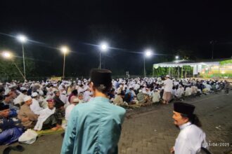 Ribuan jamaah dengan khidmat mengikuti puncak rangkaian Haul ke-420 Sunan Prapen, Ahad (13/4/2025). Foto: NUGres