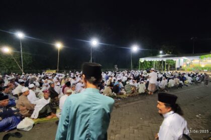 Ribuan jamaah dengan khidmat mengikuti puncak rangkaian Haul ke-420 Sunan Prapen, Ahad (13/4/2025). Foto: NUGres