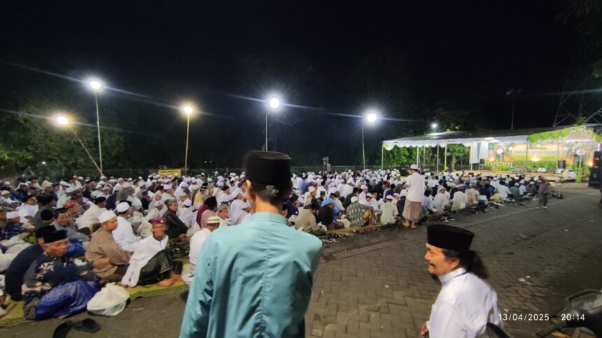 Ribuan jamaah dengan khidmat mengikuti puncak rangkaian Haul ke-420 Sunan Prapen, Ahad (13/4/2025). Foto: NUGres