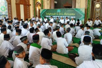 Ratusan pelajar didampingi guru dari sejumlah lembaga pendidikan naungan Lembaga Pendidikan Ma'arif Nahdlatul Ulama (LP Ma'arif NU) di Kecamatan Dukun, Gresik, secara khidmat mengikuti istighosah dan doa bersama, Sabtu (12/4/2025). Foto: dok LP Ma'arif MWCNU Dukun/NUGres