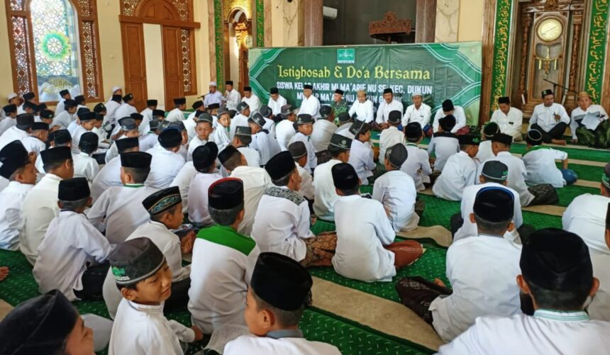 Ratusan pelajar didampingi guru dari sejumlah lembaga pendidikan naungan Lembaga Pendidikan Ma'arif Nahdlatul Ulama (LP Ma'arif NU) di Kecamatan Dukun, Gresik, secara khidmat mengikuti istighosah dan doa bersama, Sabtu (12/4/2025). Foto: dok LP Ma'arif MWCNU Dukun/NUGres
