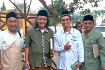 Ketua Lesbumi PBNU KH Muhammad Jadul Maula (baju hijau lumut), bersama Riadi Ngasiran (berkacamata) Ketua Lesbumi PWNU Jawa Timur. Foto: dok Lesbumi PWNU Jatim/NUGres