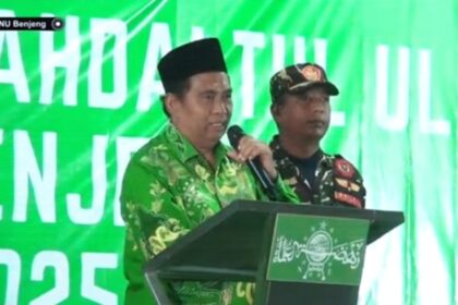 Ketua Tanfidziyah PCNU Gresik Dr. KH. Mulyadi, M.M., saat memberikan sambutan pengarahan di Pelantikan MWCNU Benjeng masa khidmat 2025 - 2030. Foto: YouTube SMK Ma'arif NU Benjeng/NUGres