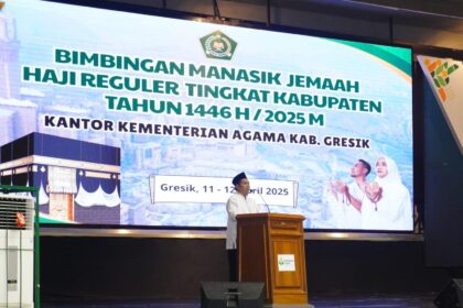 Ketua Tanfidziyah PCNU Gresik, Dr KH Mulyadi, M.M., memberikan motivasi sekaligus memimpin doa bersama ribuan Calon Jamaah Haji di Kabupaten Gresik dalam kegiatan Manasik Haji Akbar di GOR Tridharma Gresik, Jum'at (11/4/2025). Foto: ist/NUGres