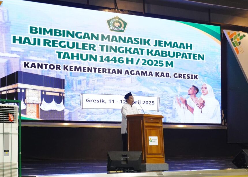 Ketua Tanfidziyah PCNU Gresik, Dr KH Mulyadi, M.M., memberikan motivasi sekaligus memimpin doa bersama ribuan Calon Jamaah Haji di Kabupaten Gresik dalam kegiatan Manasik Haji Akbar di GOR Tridharma Gresik, Jum'at (11/4/2025). Foto: ist/NUGres