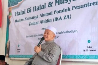 KH Ali Musthofa, Pengasuh Pondok Pesantren Zainal Abidin Bungah, Gresik saat menyampaikan nasihat kepada para alumni dalam acara Halal Bihalal Syawal 1446 Hijriah, Jumat (4/4/2025). Foto: dok IKA ZA/NUGres