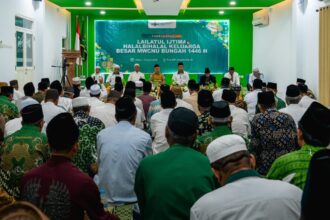 Ratusan warga Nahdliyin mengikuti Lailatul Ijtima' dan Halalbihalal Syawal 1446 Hijriah, Sabtu (19/4/202). Dalam kegiatan ini Ketua Tanfidziyah MWCNU Bungah KH. M. Ala'uddin menginformasikan 10 hal penting mulai dari laporan kinerja, hingga program ke depan. Foto: dok LTN MWCNU Bungah/NUGres
