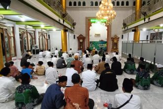 Majelis Wakil Cabang Nahdlatul Ulama (MWCNU) Kebomas menggelar Lailatul Ijtima’ perdana sekaligus Halal Bihalal pasca Ramadan dan Idul Fitri 1446 Hijriah, Sabtu (19/4/2025). Foto: dok MWCNU Kebomas/NUGres
