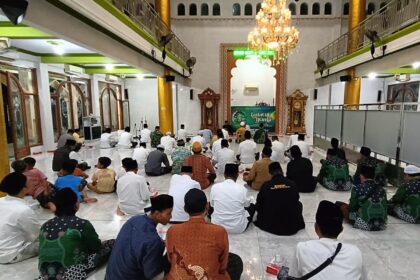 Majelis Wakil Cabang Nahdlatul Ulama (MWCNU) Kebomas menggelar Lailatul Ijtima’ perdana sekaligus Halal Bihalal pasca Ramadan dan Idul Fitri 1446 Hijriah, Sabtu (19/4/2025). Foto: dok MWCNU Kebomas/NUGres