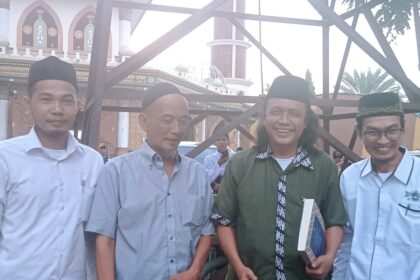 Ketua Lesbumi PBNU, KH Jadul Maula (berbaju hijau lumut), bersama Ketua Lesbumi PWNU Jawa Timur Riadi Ngasiran (berseragam NU), turut hadir dalam Seminar Memorial Satu Abad Syaikhona Kholil Bangkalan, Jumat (11/4/2025) siang. Foto: ist/NUGres