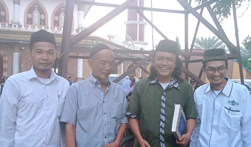 Ketua Lesbumi PBNU, KH Jadul Maula (berbaju hijau lumut), bersama Ketua Lesbumi PWNU Jawa Timur Riadi Ngasiran (berseragam NU), turut hadir dalam Seminar Memorial Satu Abad Syaikhona Kholil Bangkalan, Jumat (11/4/2025) siang. Foto: ist/NUGres