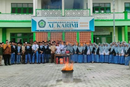 MA Al Karimi Tebuwung Dukun Gresik bekali murid kelas akhir dengan Pelatihan K3 Dasar, Kamis (17/4/2025). Foto: dok MA Al Karimi Tebuwung/NUGres