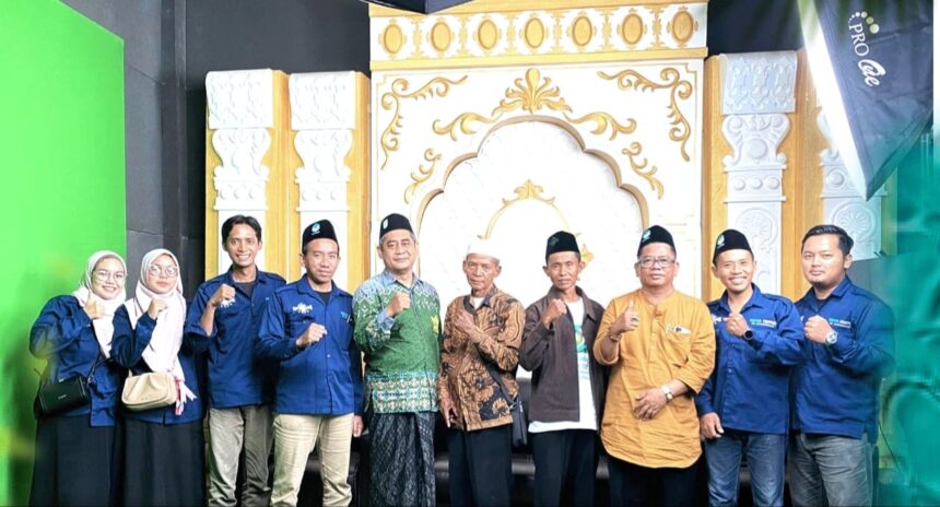 Perkuat kapasitas kru dalam bidang jurnalistik dan produksi konten video dakwah, Media Center NU Sidoraharjo Kedamean Gresik melakukan studi tiru ke Aula Media Group, Rabu (16/4/2025). Foto: dok MCNU Sidoraharjo/NUGres