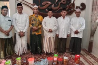 Momen Syawal 1446 Hijriah sekaligus koordinasi pelaksanaan Pelantikan dan Musyawarah Kerja (Musyker), pengurus MWCNU Kebomas bersilaturahmi ke kediaman Ketua Tanfidziyah PCNU Gresik Dr. KH. Mulyadi, M.M., pada Jumat (18/4/2025). Foto: dok MWCNU Kebomas/NUGres