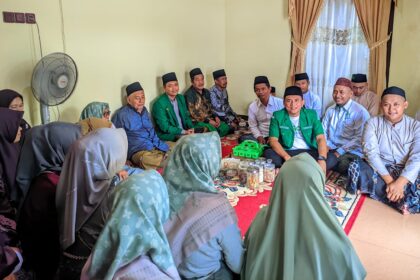 Keluarga besar Nahdlatul Ulama, dari jajaran Majelis Wakil Cabang Nahdlatul Ulama (MWCNU) beserta Badan Otonom NU di Anak Cabang Kedamean sowan ke Rais Syuriyah Pengurus Cabang Nahdlatul Ulama (PCNU Gresik), KH Moh. Farhan di Sidayu, Gresik, Sabtu (5/4/2025). Foto: Zuhdi Yazid/NUGres